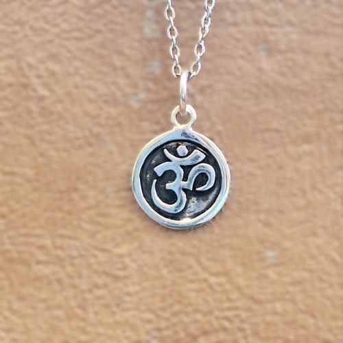 Aum Rund Disc Pendant